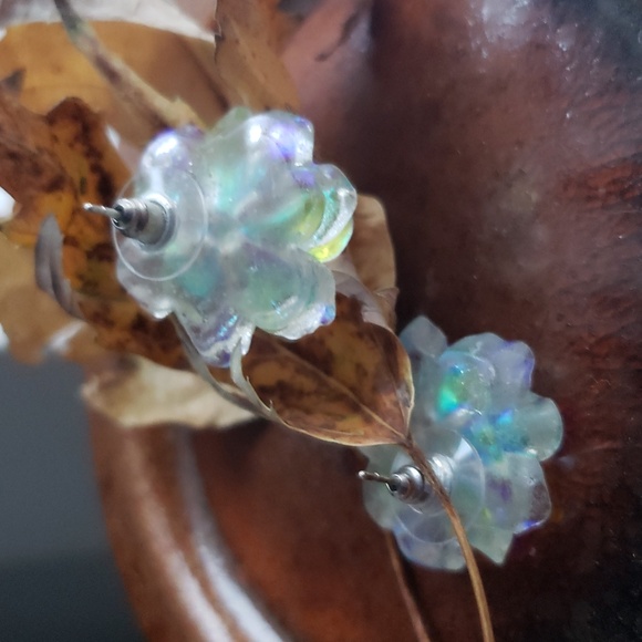 Women's Irridescent Camellia Flower Stud Earrings. NWT - Picture 9 of 13